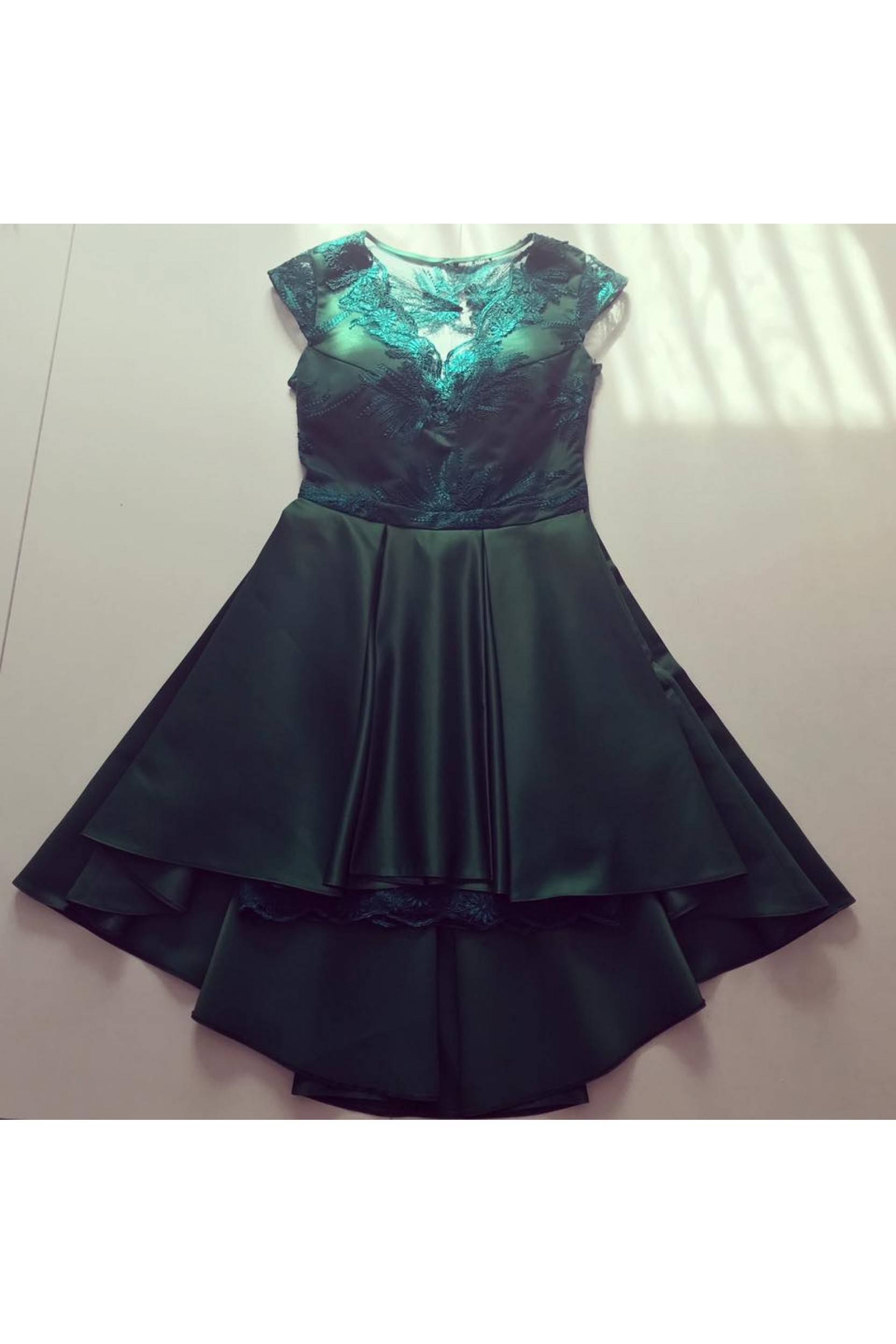 Rochie in clos asimetric din tafta si broderie verde