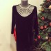 Rochie din catifea neagra cu decolteu accesorizat