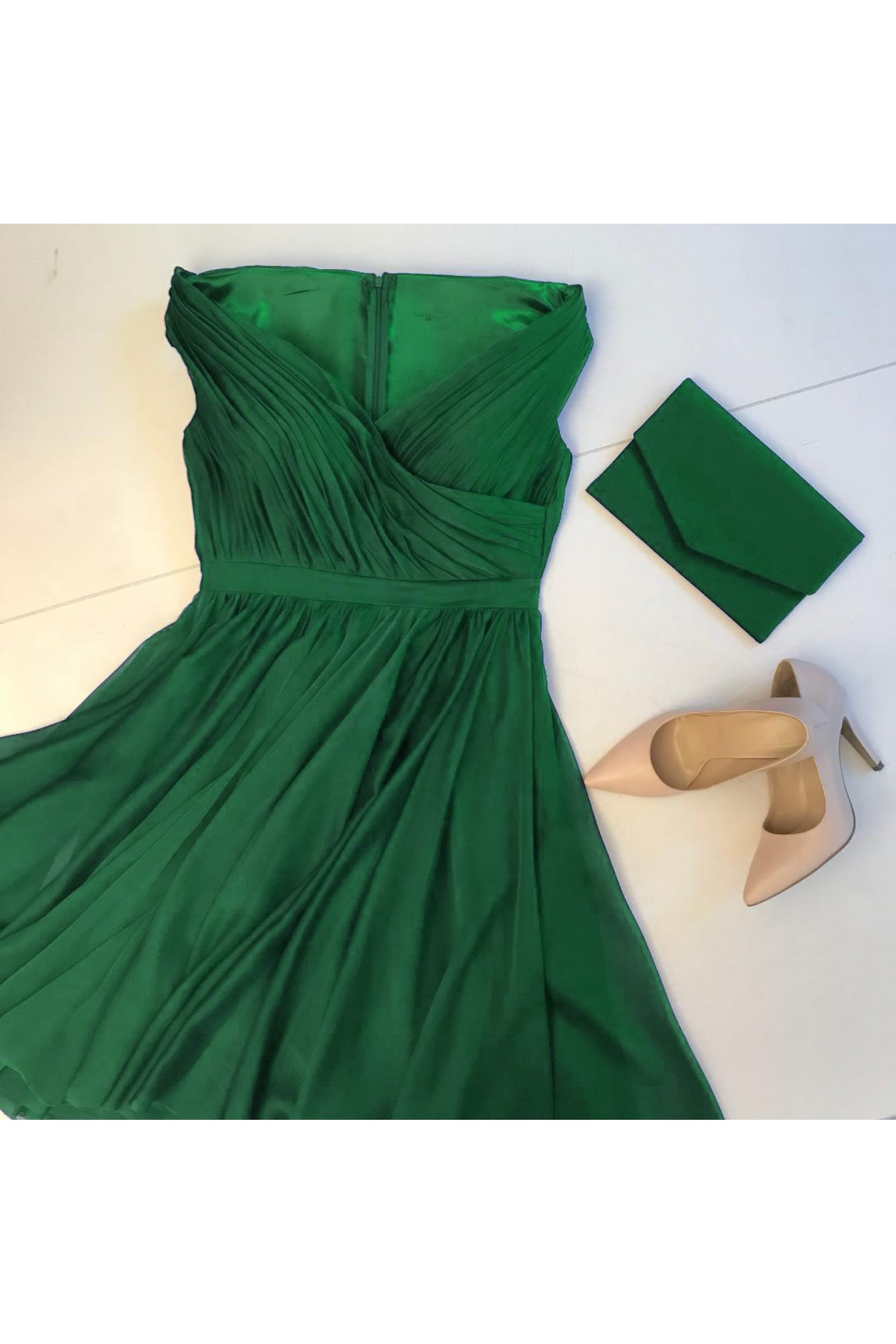 Rochie din voal verde smarald, cu decolteu pe linia umerilor