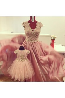 Set mama-fiica realizat din broderie cu pietre si perle nude, voal si tulle roz prafuit