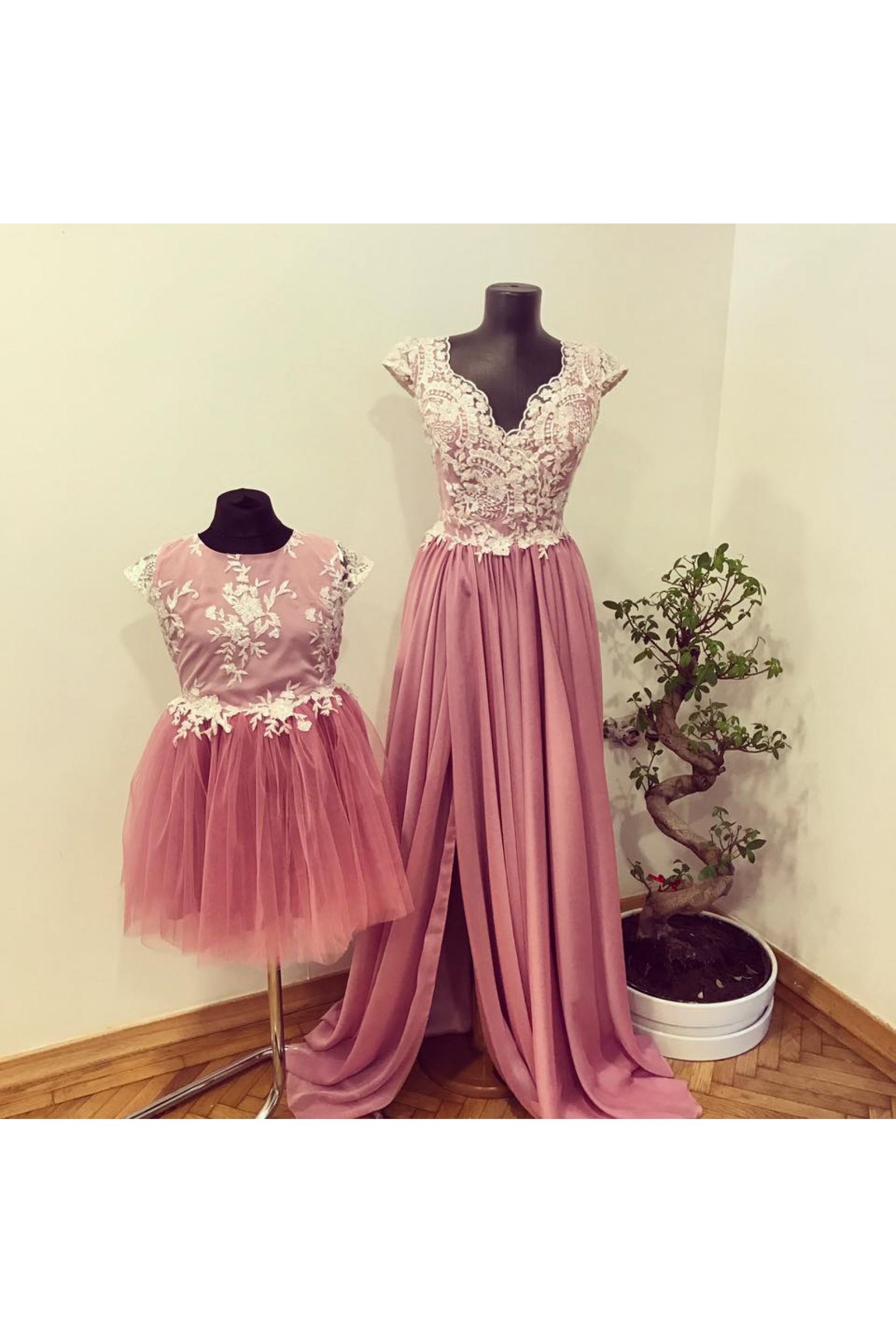 Set mama-fiica realizat din broderie cu pietre rose, voal si tulle fin roz pudrat