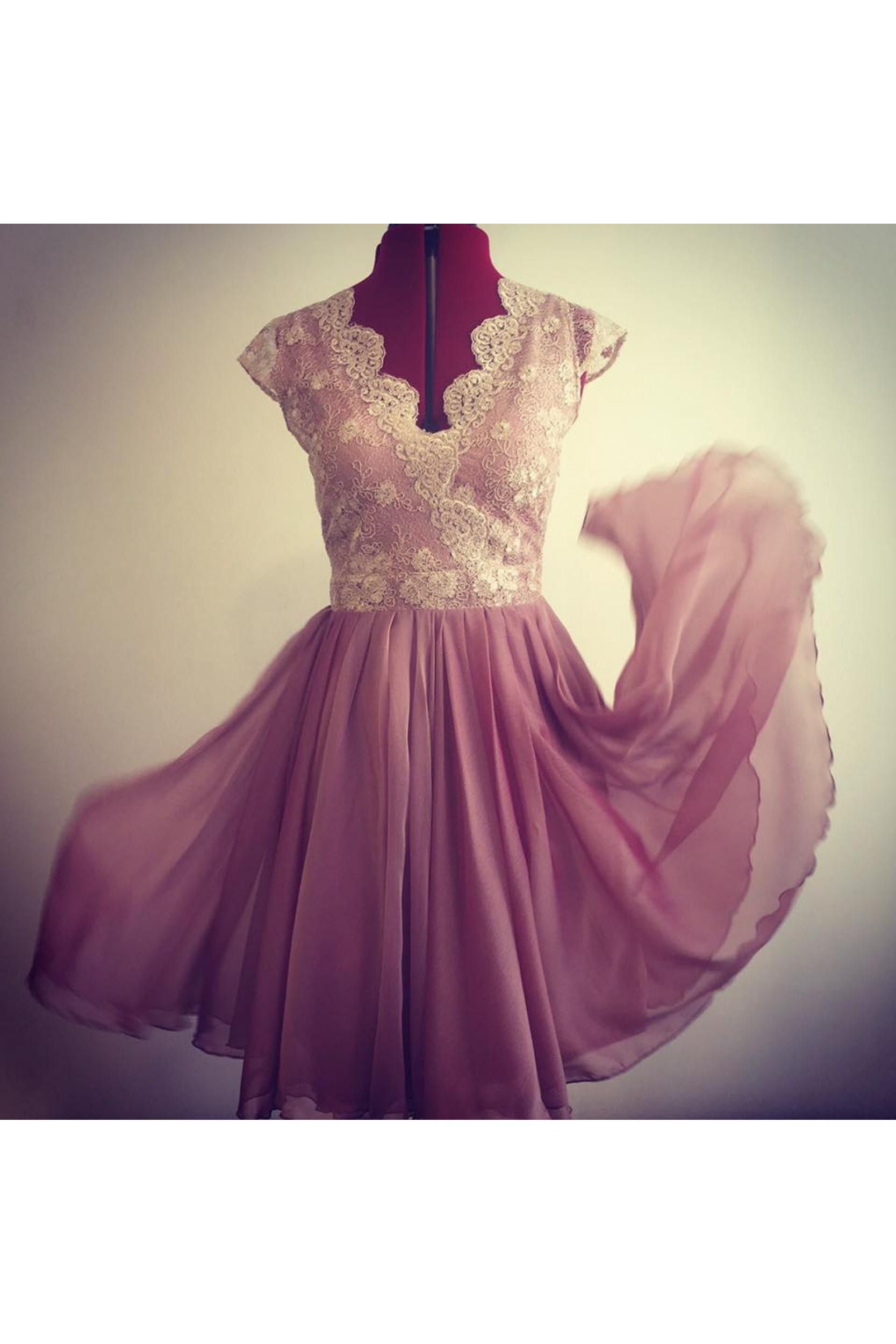 Rochie in clos dublu, din voal roz prafuit si broderie aurie