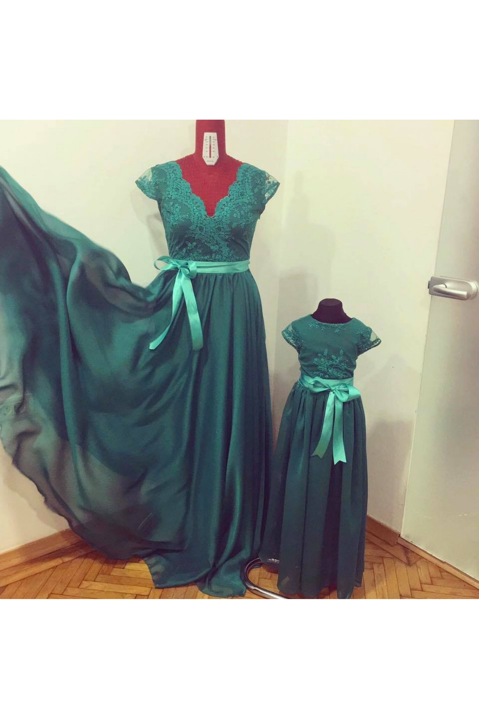 Set mama-fiica din voal si broderie verde smarald