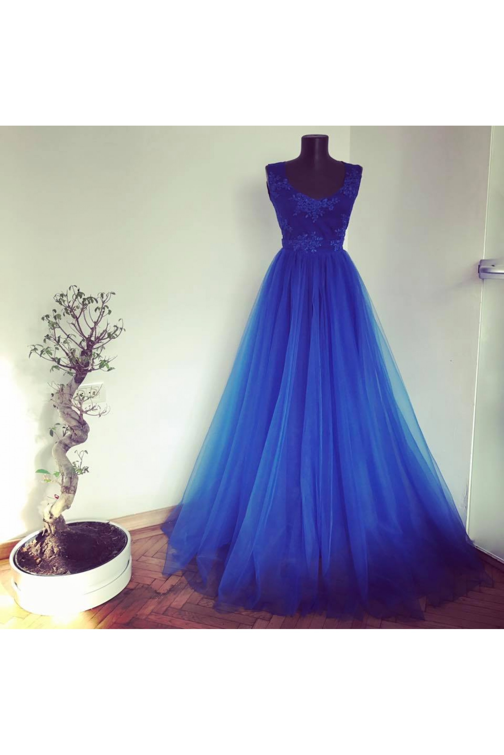 Rochie din tulle si broderie albastru royal